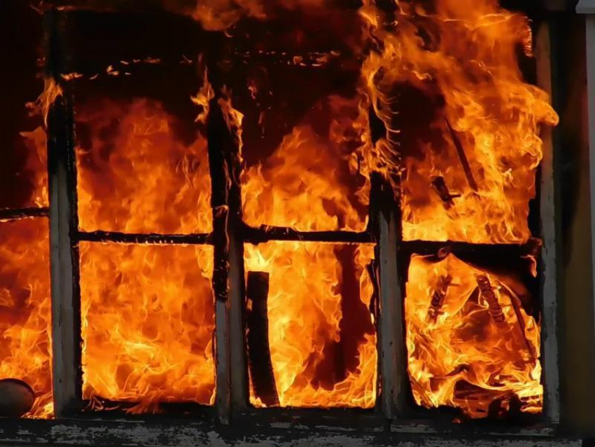 МЧС Таганрога спасли людей из загоревшегося частного дома