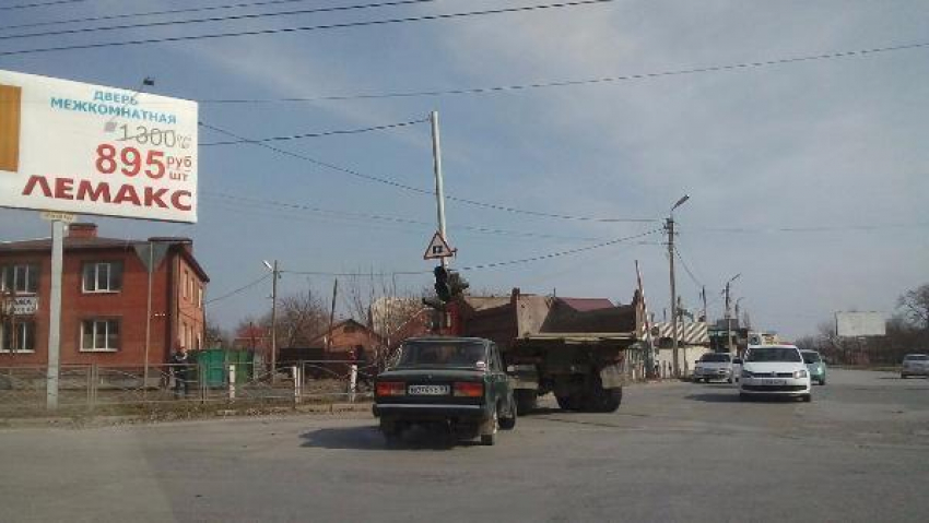 На злополучном перекрестке в Таганроге КАМАЗ протаранил светофор