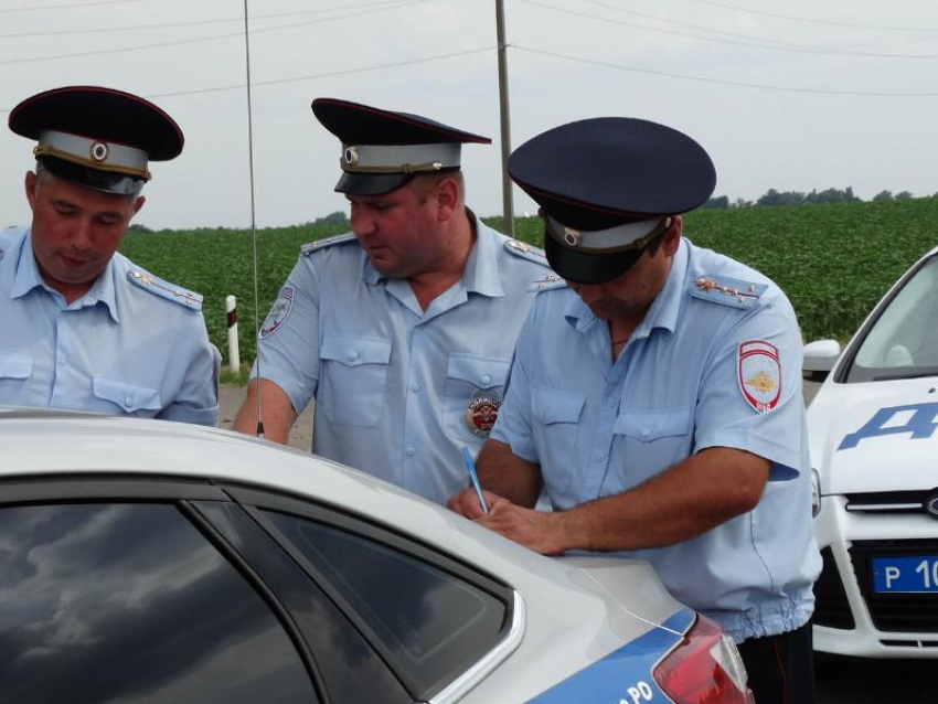 Препятствие на дороге и выезд на «встречку» стали причиной аварии в Таганроге 