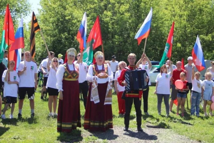 С хлебом-солью встретили участников авто-веломарша из Таганрога в Липецкой области