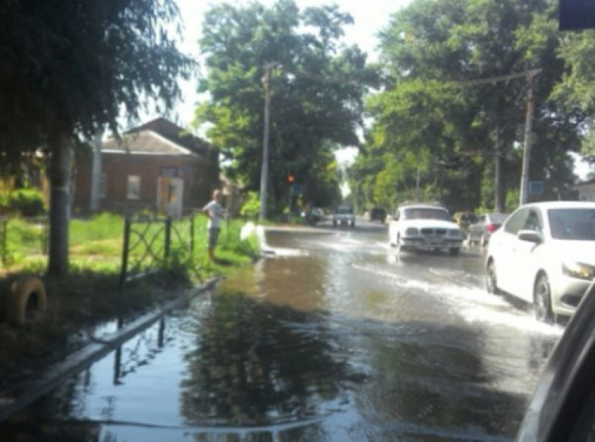 В Таганроге затопило перекресток переулка Гоголевского и улицы Розы Люксембург