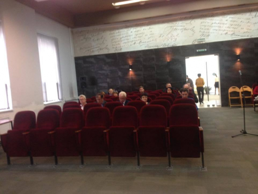 В Таганроге при пустых креслах и отсутствии народа принимали Правила благоустройства города
