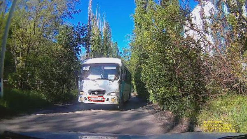 Водитель маршрутки, идущий на таран встречных автомобилей, удивил водителей