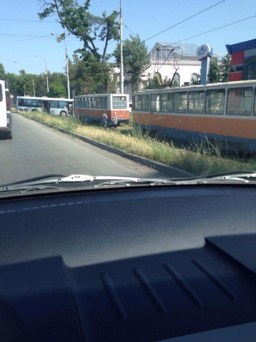 В Таганроге автобус «сел на мель» на трамвайных путях 
