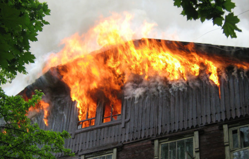 Огонь «пожирает» село в Неклиновском районе