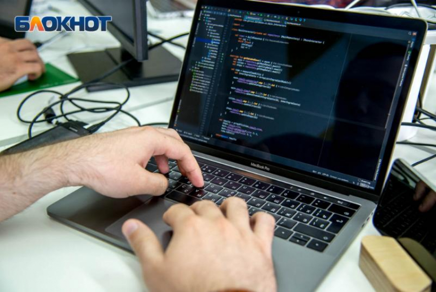 Жителям Ростовской области рассказали, как в России борются с суицидальным контентом 