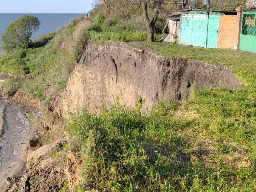 «Приехали, посмотрели и пропали» – жилье жителей Петрушино вот-вот свалится в обрыв