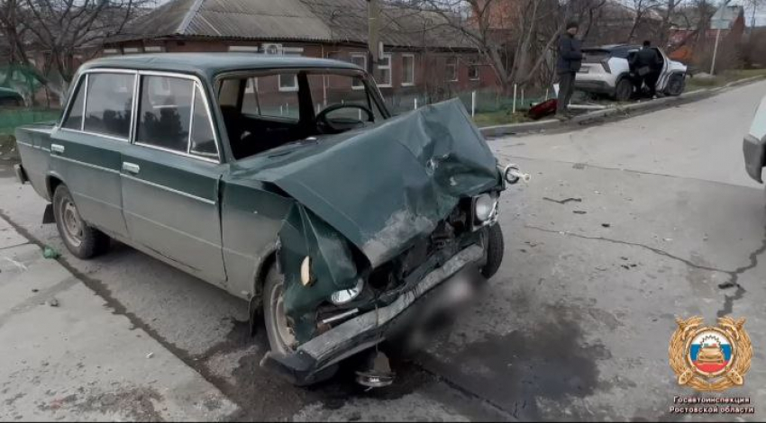 Женщина за рулём Geely не уступила дорогу ВАЗу: в Таганроге пострадали трое