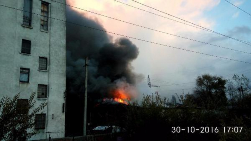 В Таганроге бушующее пламя выжгло цех завода «Термопласт»