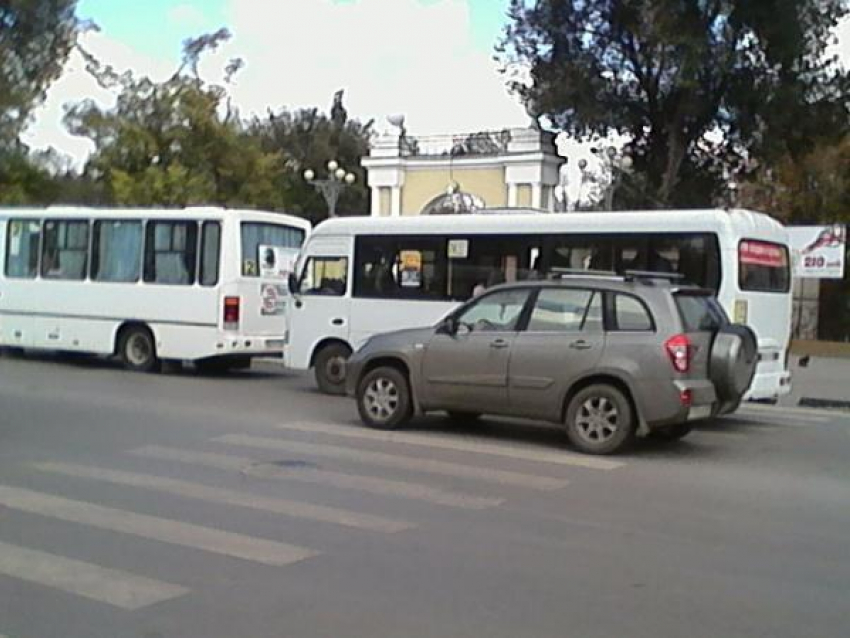 Водители таганрогских маршруток заставляют пешеходов нарушать ПДД