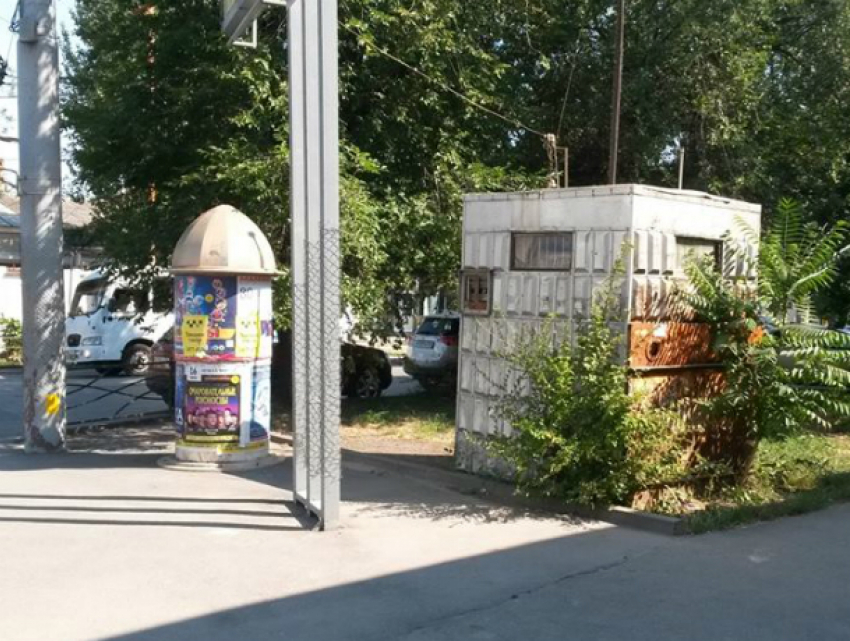 Никчемная  будка милиционера украшает  подходы к  музею «Лавка Чеховых» в Таганроге