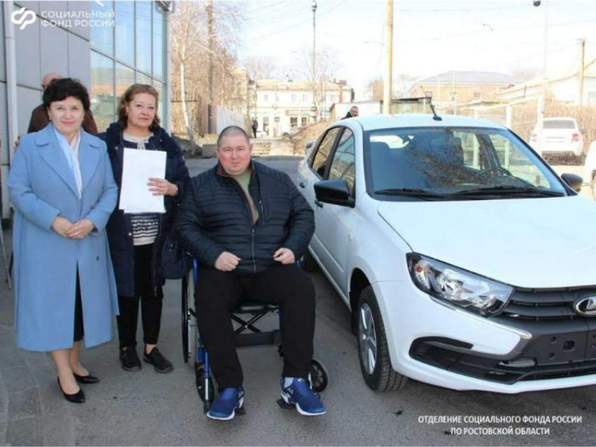 Житель села под Таганрогом получил новую Lada Granta от Социального фонда