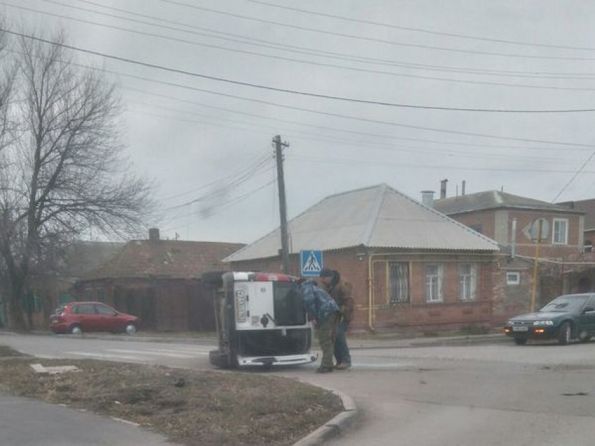 В Таганроге после ДТП с «Ниссаном» перевернулось такси