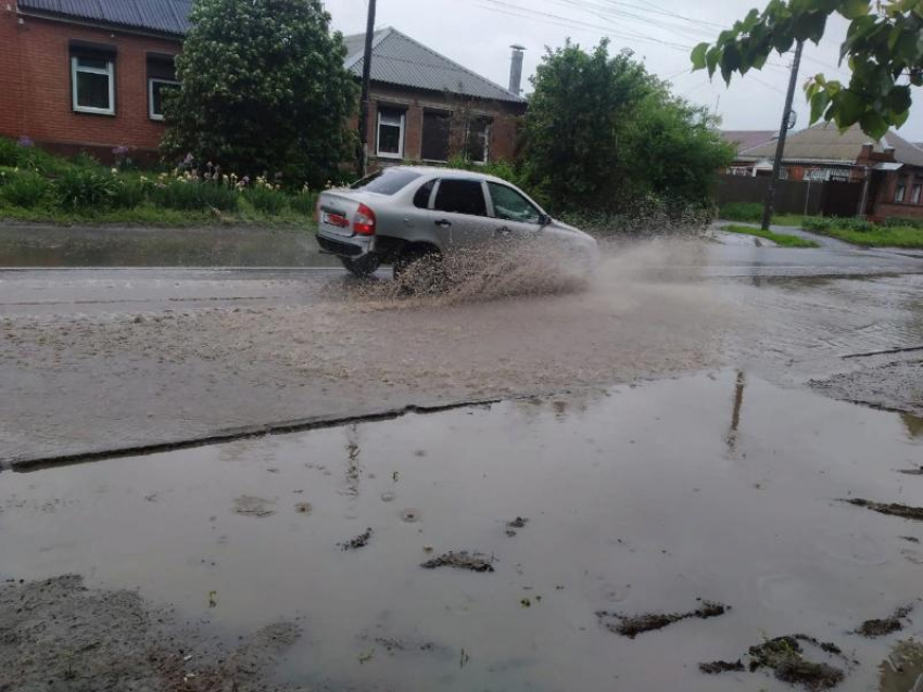 "Ливнёвка, ты где?": Таганрог погряз в воде 