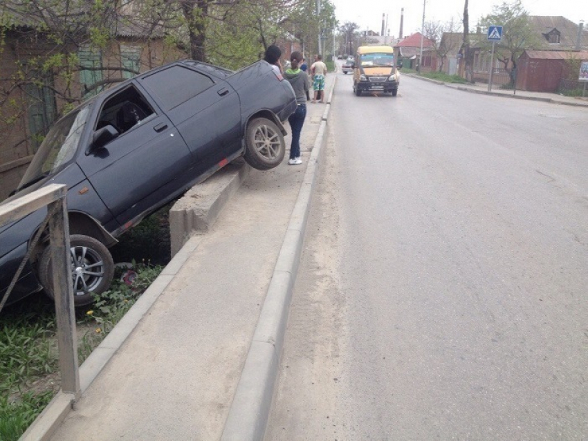 В Таганроге автоледи на «десятке» вылетела на тротуар