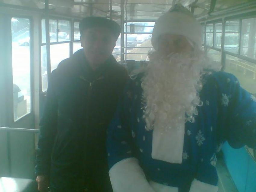 Таганрожец предложил чиновникам не летать в облаках, а прокатиться в транспорте с Дедом Морозом