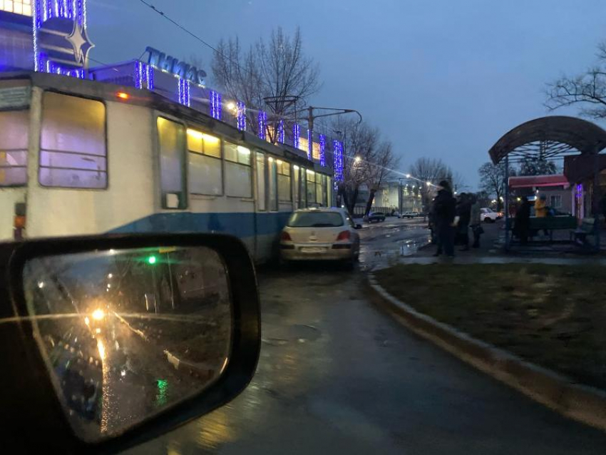 Кто сильнее в Таганроге: машина или трамвай?
