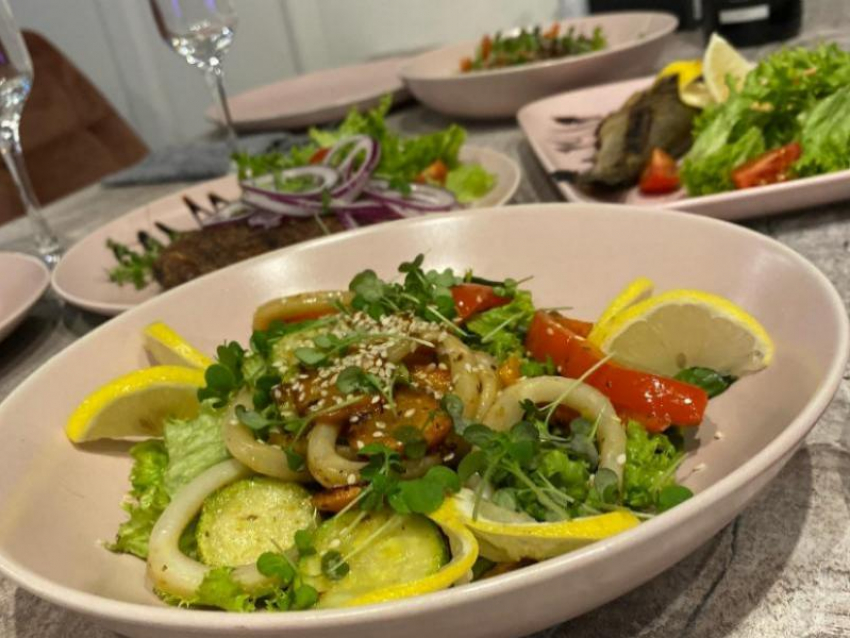 Кафе DEJA VU* поздравляет женщин Таганрога с наступающим праздником