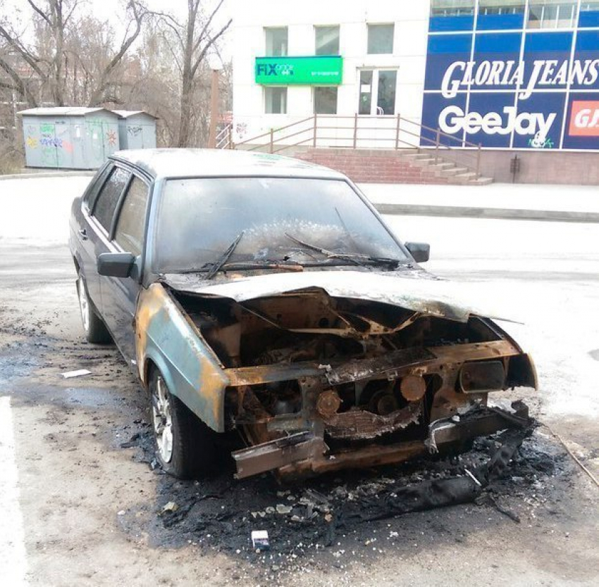 В Таганроге на парковке сгорела легковушка