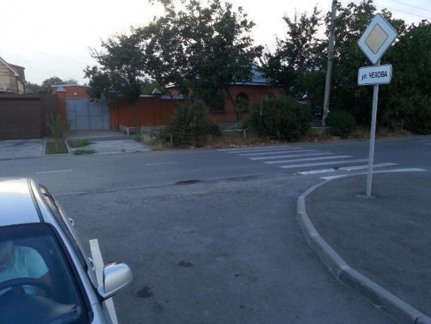 Дорожные рабочие отправили таганрогских пешеходов в никуда