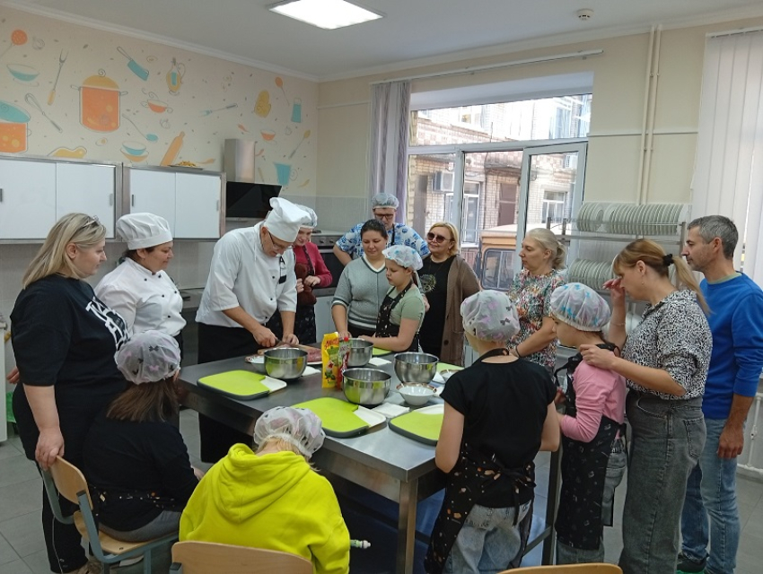 В Таганроге для особенных детей и их родителей провели мастер-класс по кулинарии