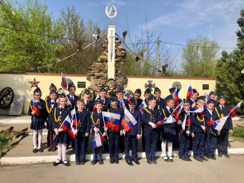 Патриотическое воспитание молодежи на примере школьников: в Таганроге прошло возложение цветов к памятнику «Черный тюльпан» 