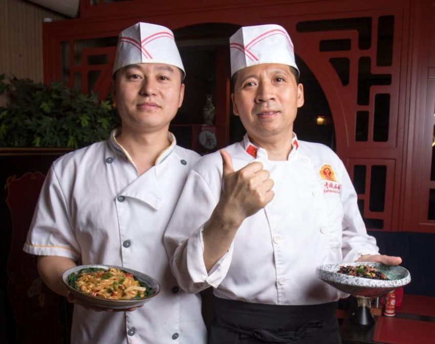 Команда поваров из Китая готовят для вас 