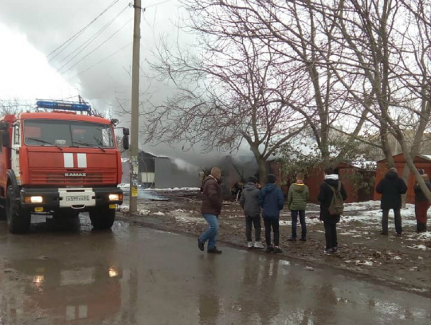 В Таганроге  произошел пожар -  сгорел гараж