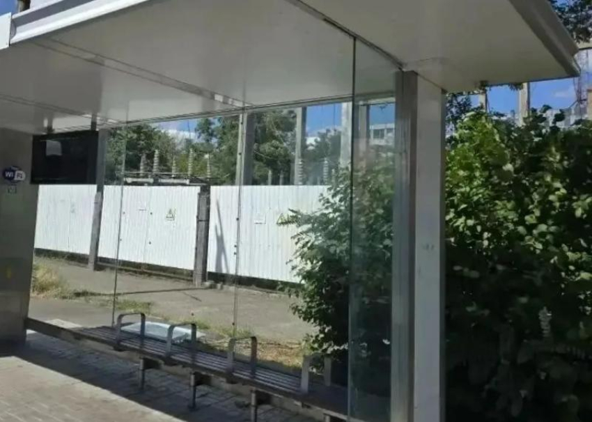 На пяти автобусных остановках Таганрога поменяли остекление