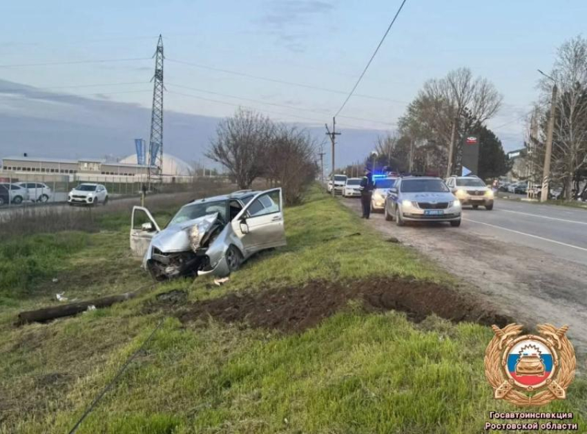 Влетел на скорости в опору ЛЭП: машина всмятку и двое пострадавших в аварии под Таганрогом