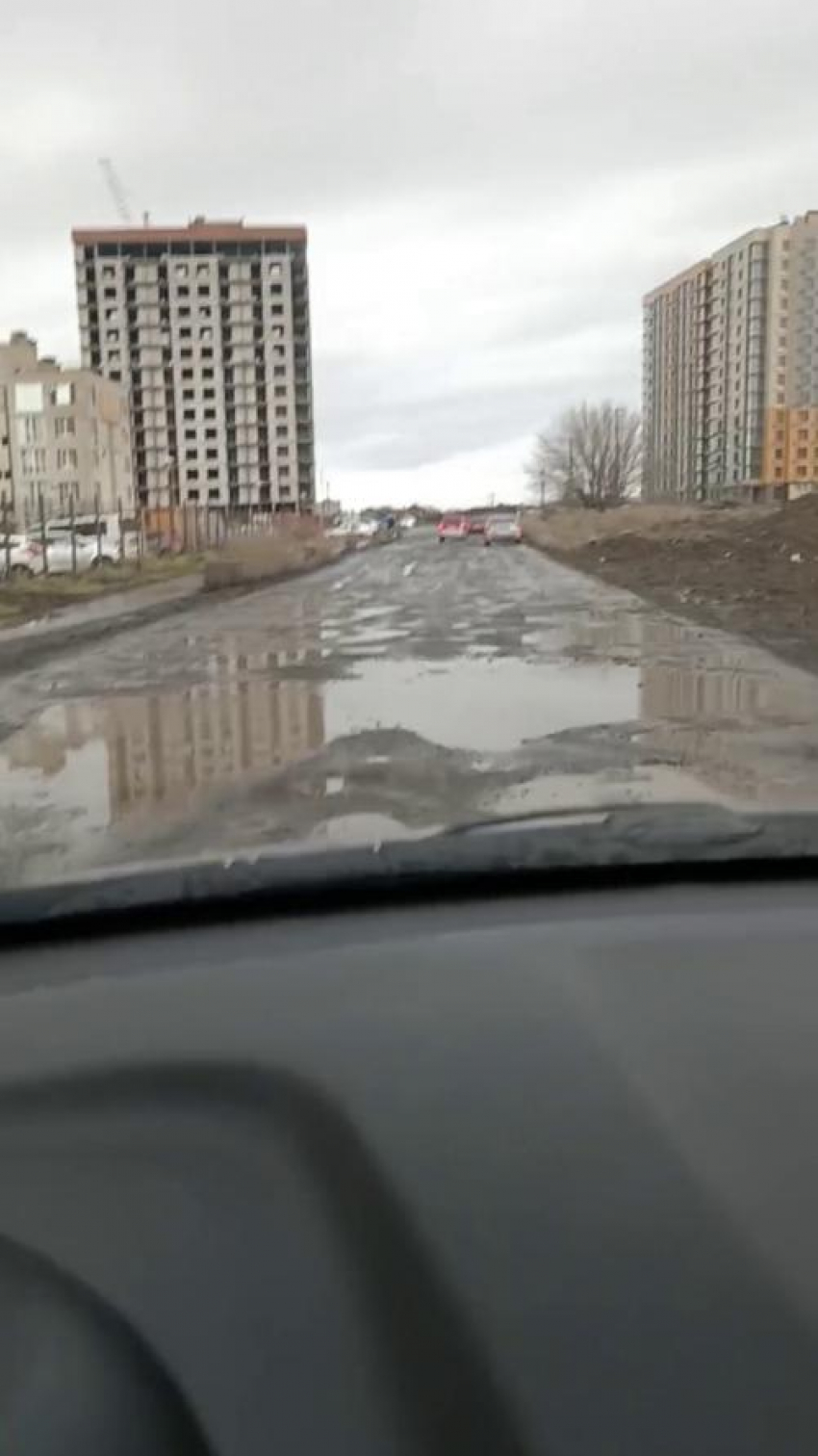 "Сделайте хоть что-нибудь!": таганроженка умоляет Администрацию отремонтировать дорогу к школе по улице Галицкого