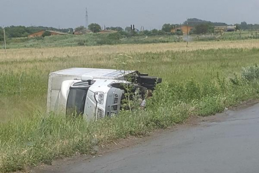 Под Таганрогом на трассе перевернулся грузовик