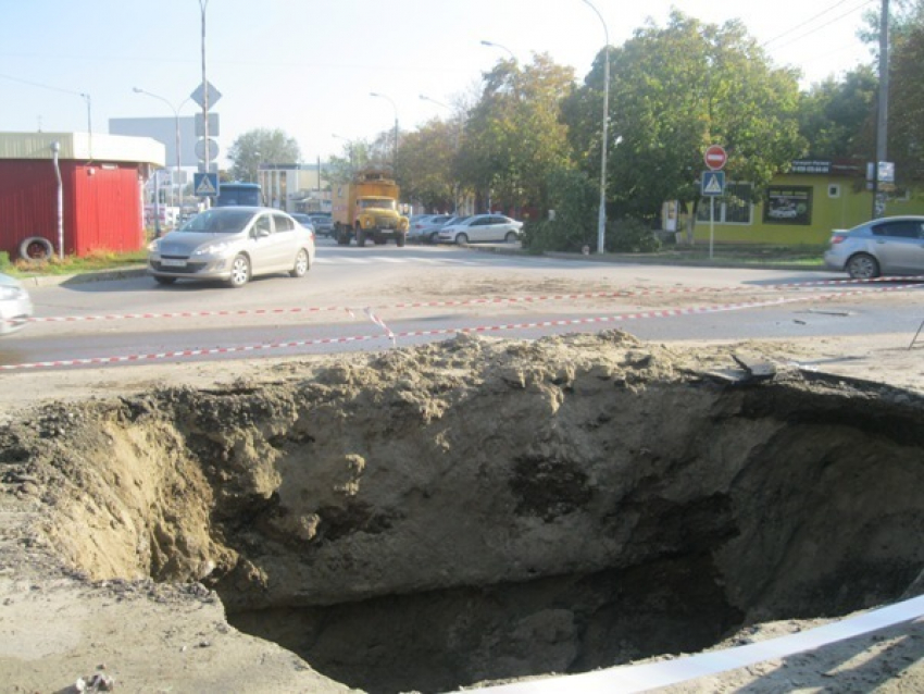 Возле Старого вокзала Таганрога образовалась огромная яма на проезжей части