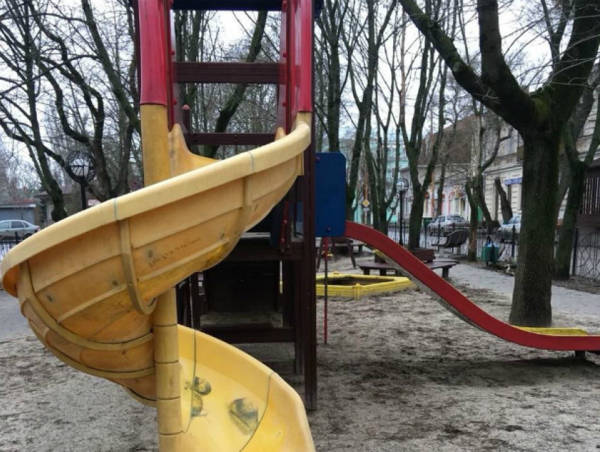 В Таганроге для  детей по Украинскому переулку стоит «удивительная горка» 