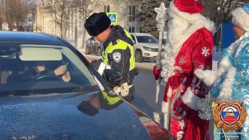  В Таганроге сказочные патрули вручают водителям мандарины и советы