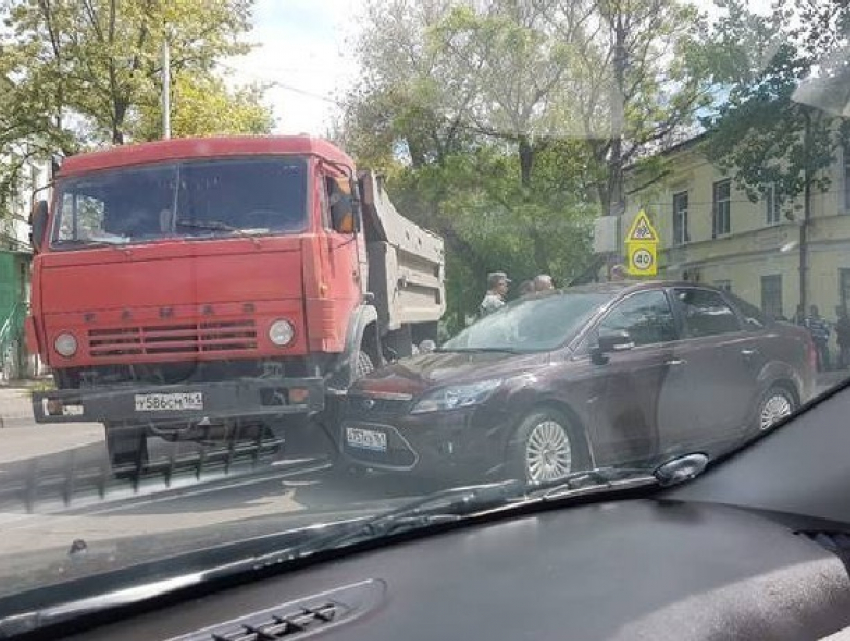 КамАЗ врезался в легковую иномарку при развороте на перекрестке в Таганроге