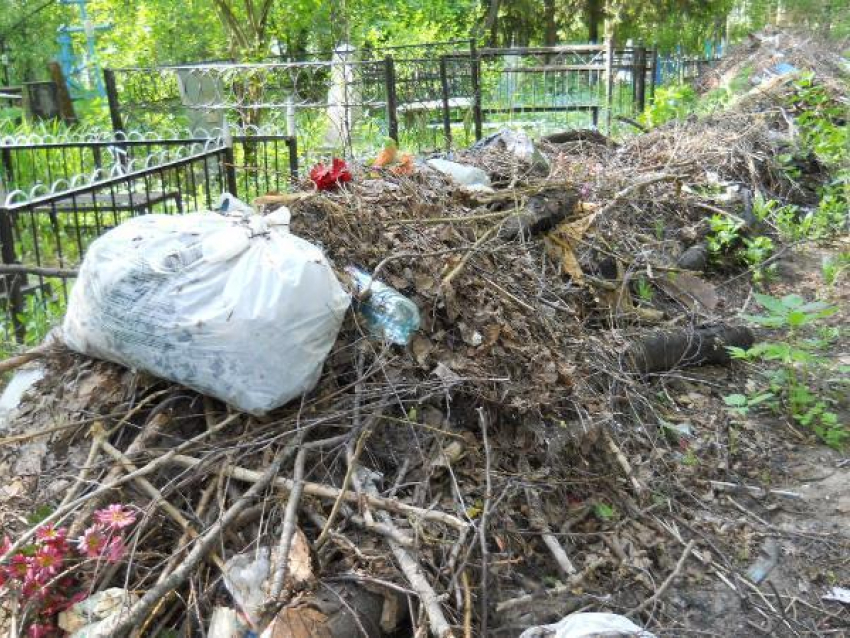 Жительница Таганрога обвинила сотрудников Мариупольского кладбища в вандализме