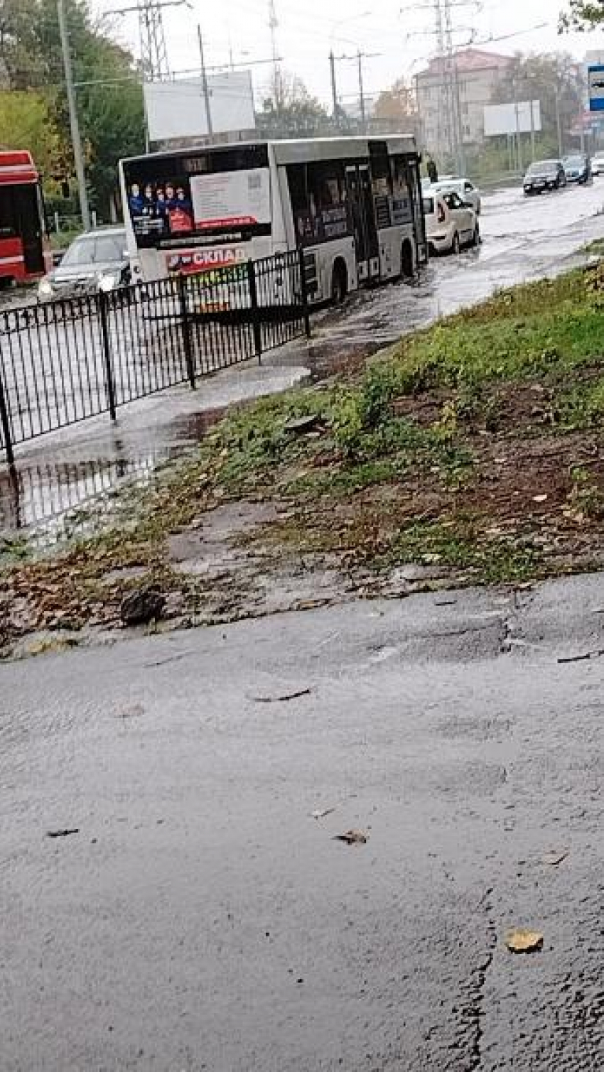 Таганрог превратился в Венецию: машины плывут по затопленным улицам из-за неработающих ливневок