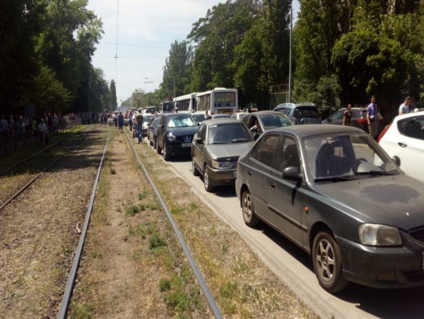 День открытых дверей на заводе им. Бериева в Таганроге  превратился в  жуткую пробку для гостей