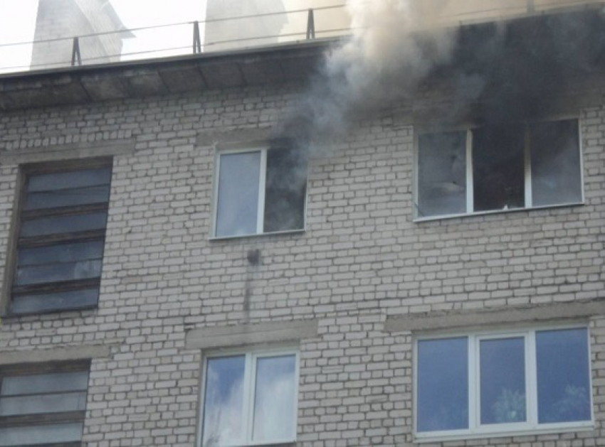 В Таганроге на улице Пальмиро Тольятти случился пожар в «пятиэтажке»