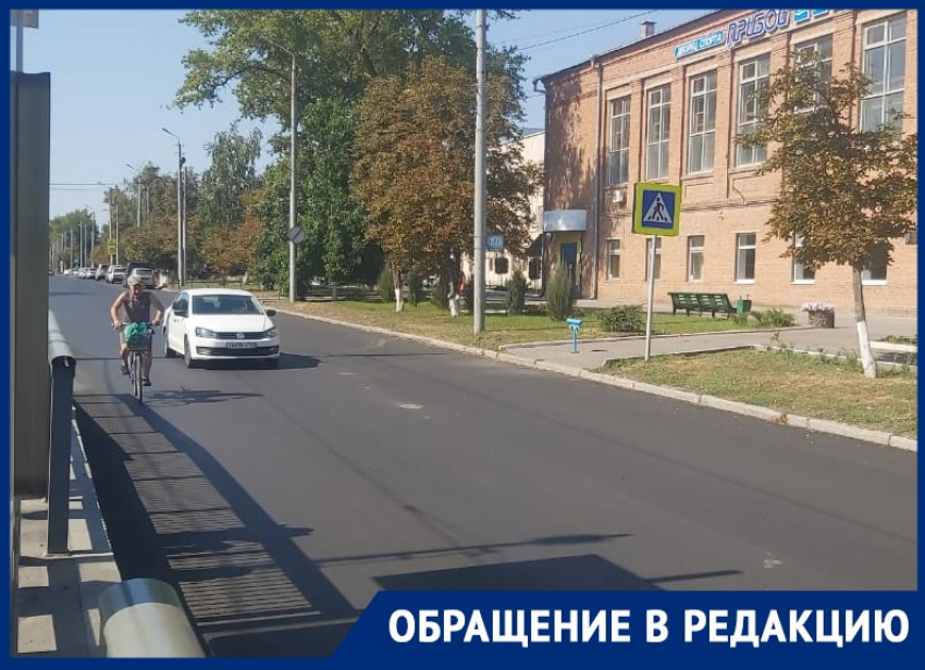 На Б.Бульварной в Таганроге уже две недели отсутствует разметка пешеходных переходов  