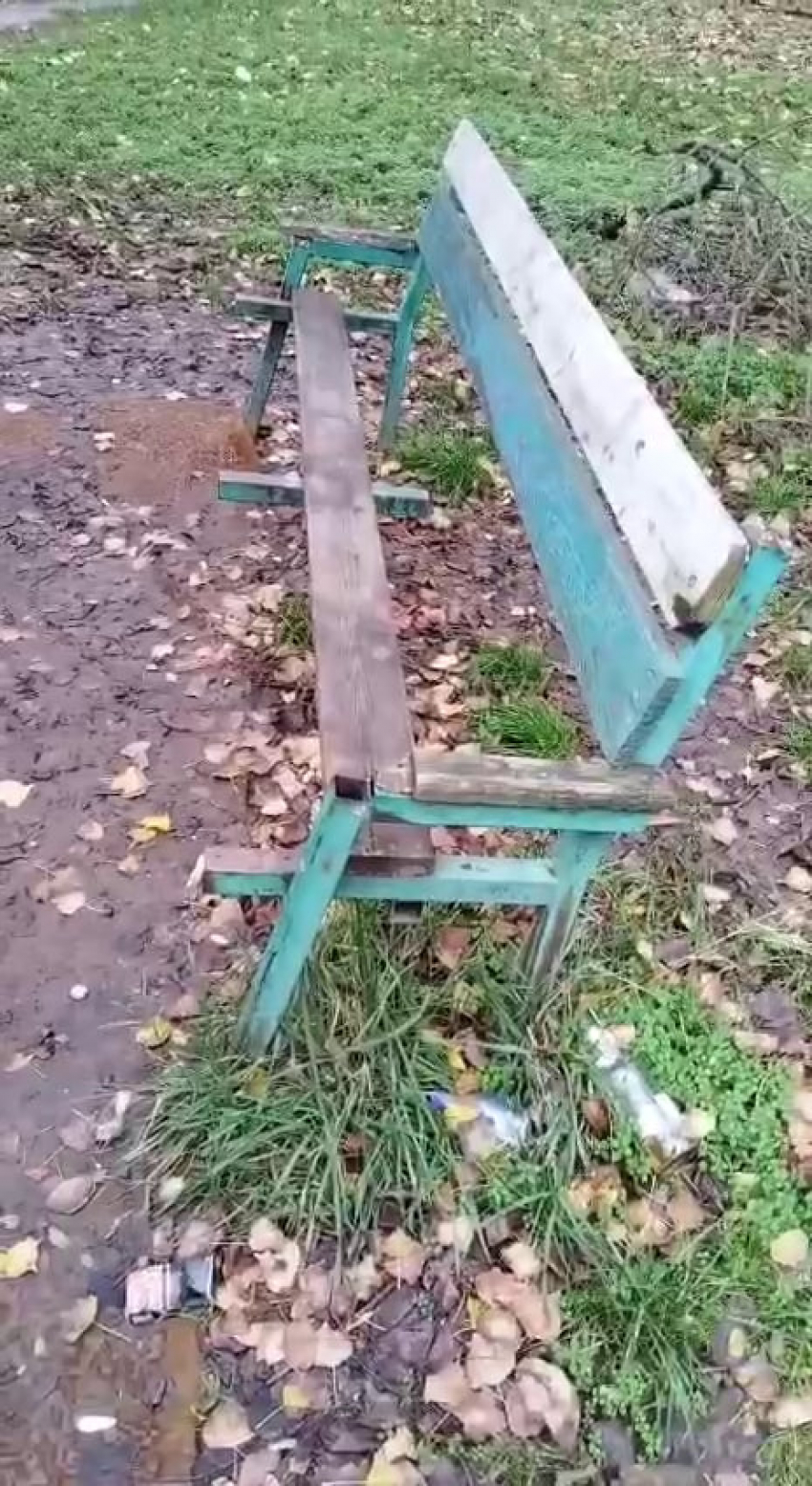 “Такой скамейки нет ни в одном городе”: таганроженка показала неухоженный двор в Военном городке