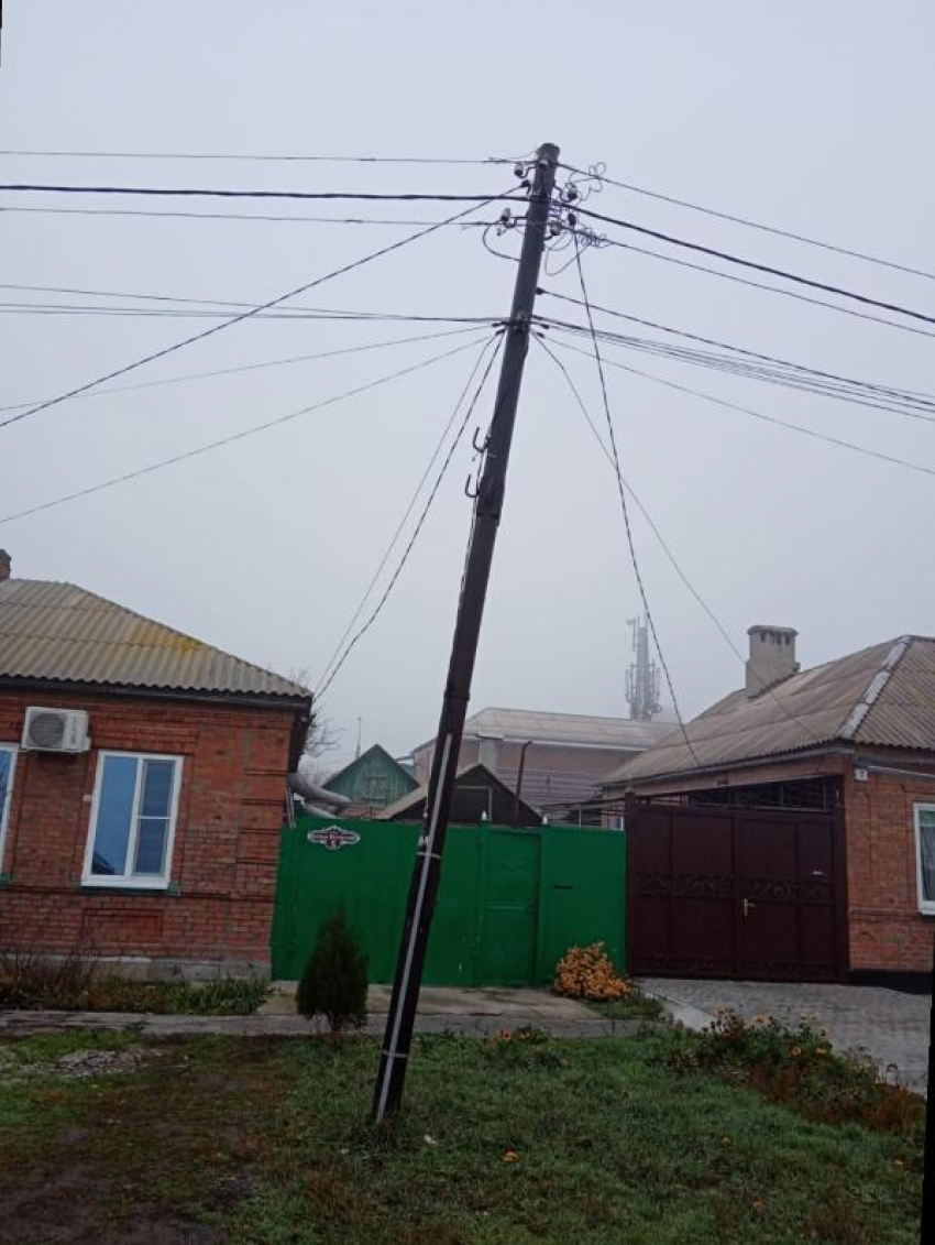 Жители улицы Софьи Перовской просят главу Таганрога обратить внимание на аварийную опору ЛЭП