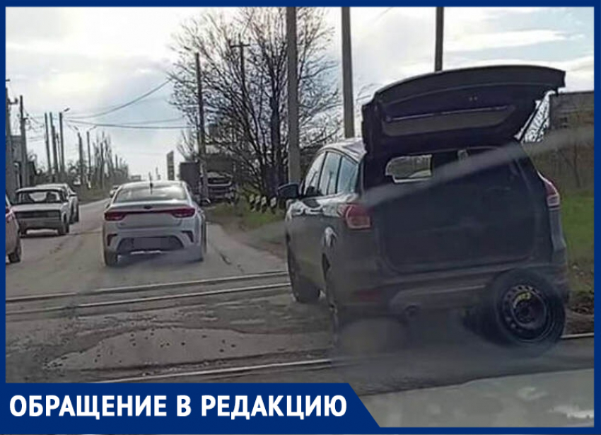 Потерял колесо на железнодорожном переезде: ещё одна машина развалилась из-за дорожной ямы в Таганроге