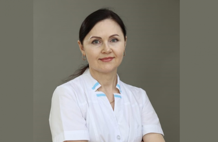 Коллеги поздравляют медсестру Ларису Журавлеву