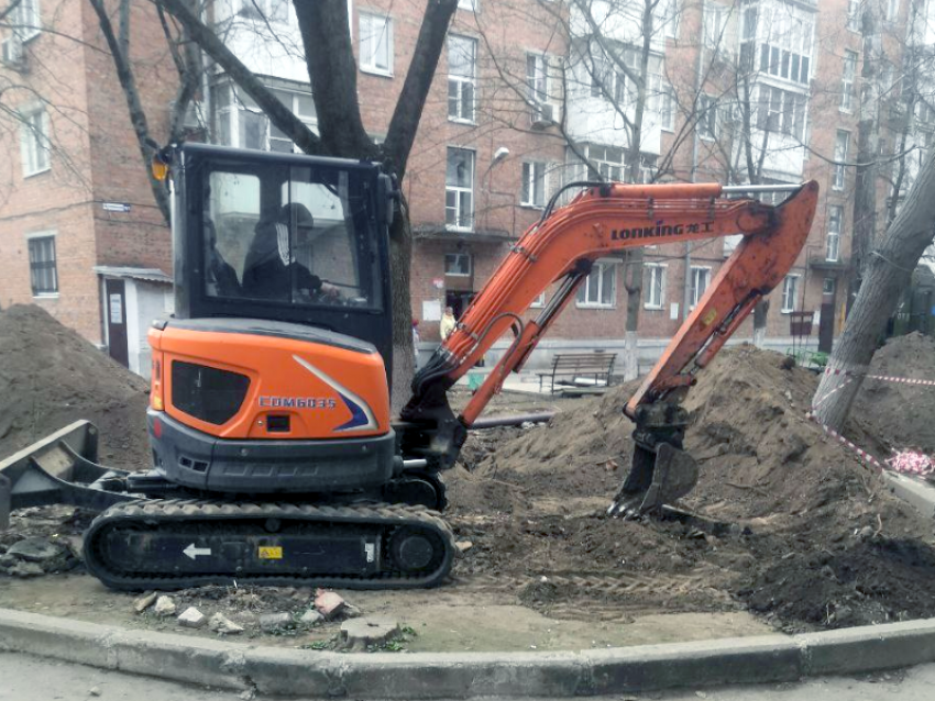 На Банковской площади Таганрога водоканал меняет водопровод