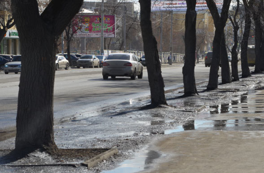 В Таганроге по дорогам бежит вода