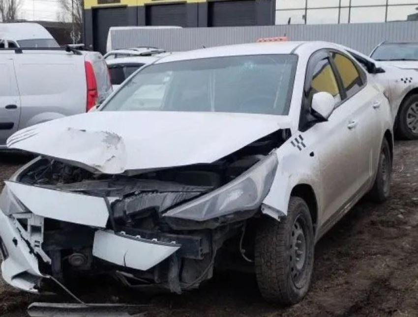 Гость взял ключи без спроса и разбил чужую арендованную машину в Таганроге