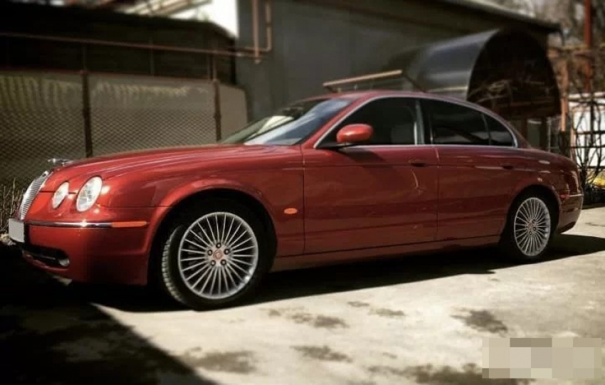 В Таганроге продают коллекционный автомобиль премиум-класса, на котором почти не ездили