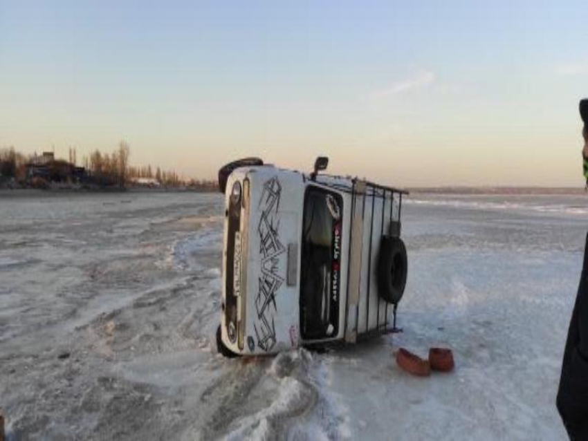 Лихач на «Ниве» устроил ледовое шоу на берегу Таганрогского залива